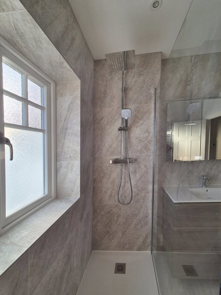 Anna and Yuiruy bathroom